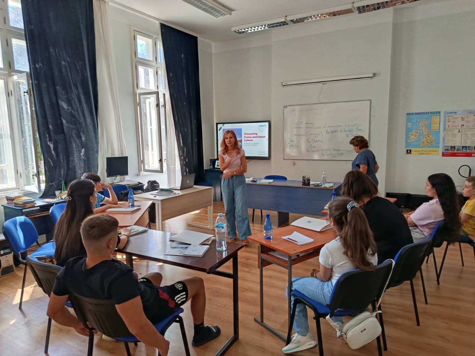 Силвия преподава в училище